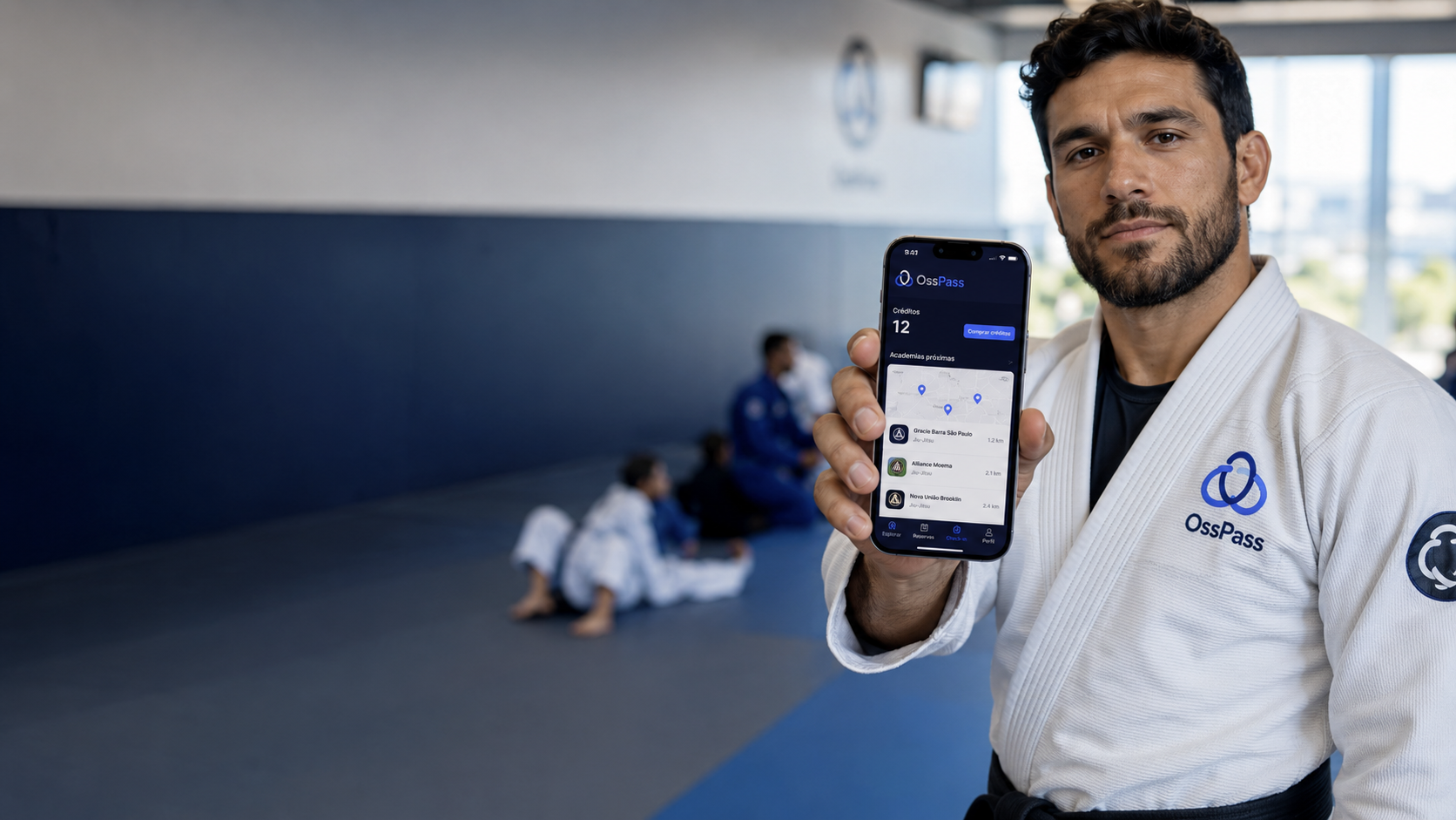 Atleta de kimono em uma academia parceira mostrando o aplicativo OssPass no celular